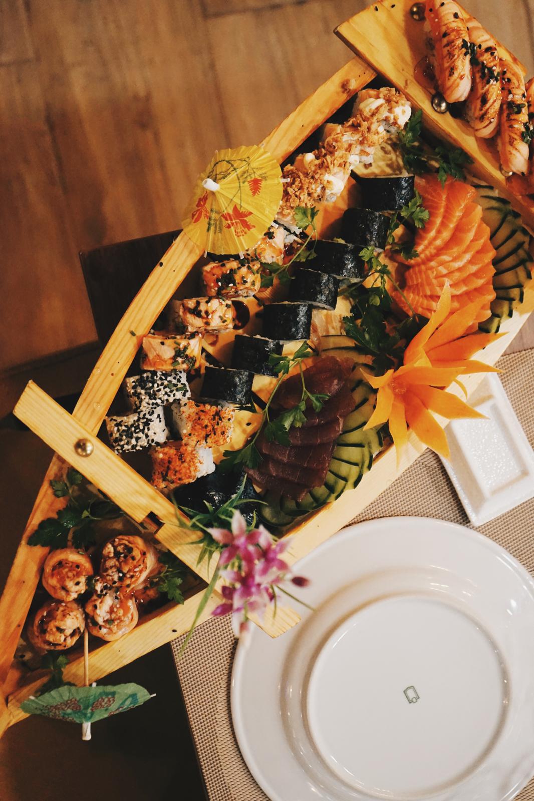 Fork & Fire Sushi & Grill — pratos na mesa